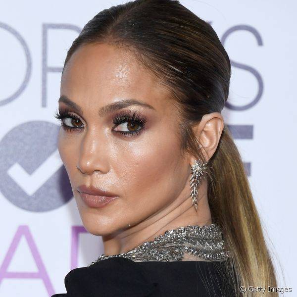 Jennifer Lopez j? era adepta do iluminador na maquiagem. Mas, agora, aproveitou o efeito natural do BBCream para deixar a pele ainda mais natural - como fez no People's Choice Awards 2017 (Foto: Getty Images)